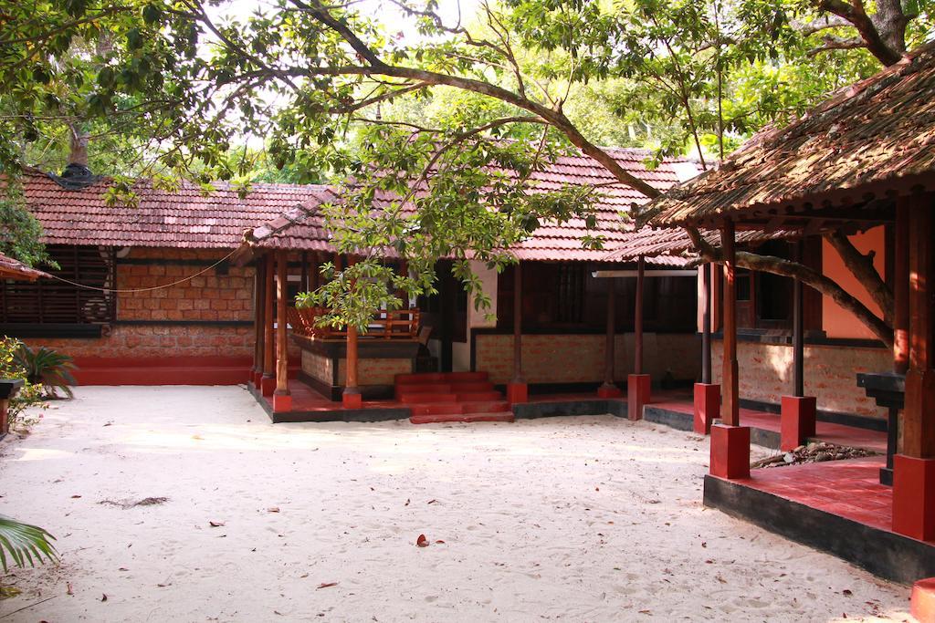 Arakkal Heritage Марарикулам Экстерьер фото