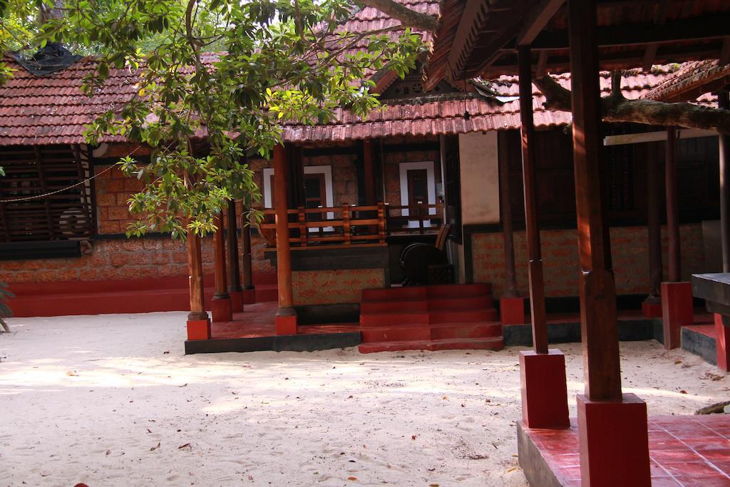 Arakkal Heritage Марарикулам Экстерьер фото